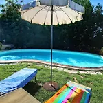 펜션 Attractive Mansion With Pool